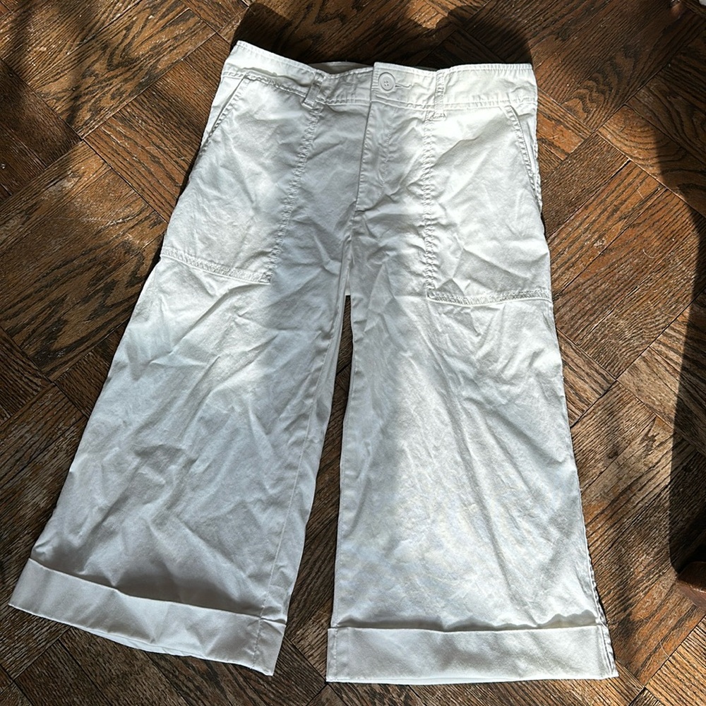 Gap white size 8 wide leg Capri pants.